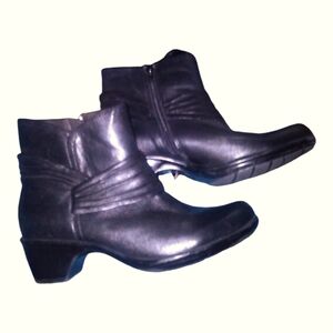 Clark's Black leather ankle Boots. Size  7,.5w  Like new condition.